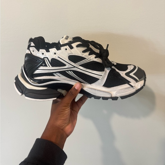 Brand new balenciaga runners size 43/10

Includes Box and extra shoe laces - Picture 3 of 5